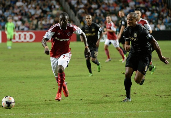  曼城铁卫头槌制胜，连续十场零封创英超新纪录  